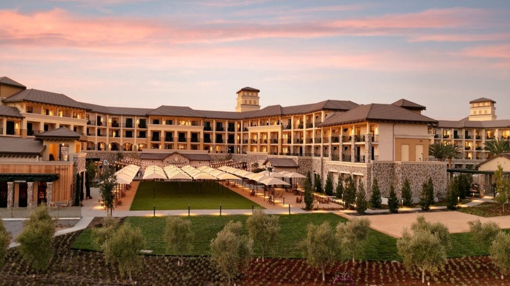   The Vista Collina Resort offers outdoor tables and a big beckoning lawn (Photo: Vista Collina/Meritage)