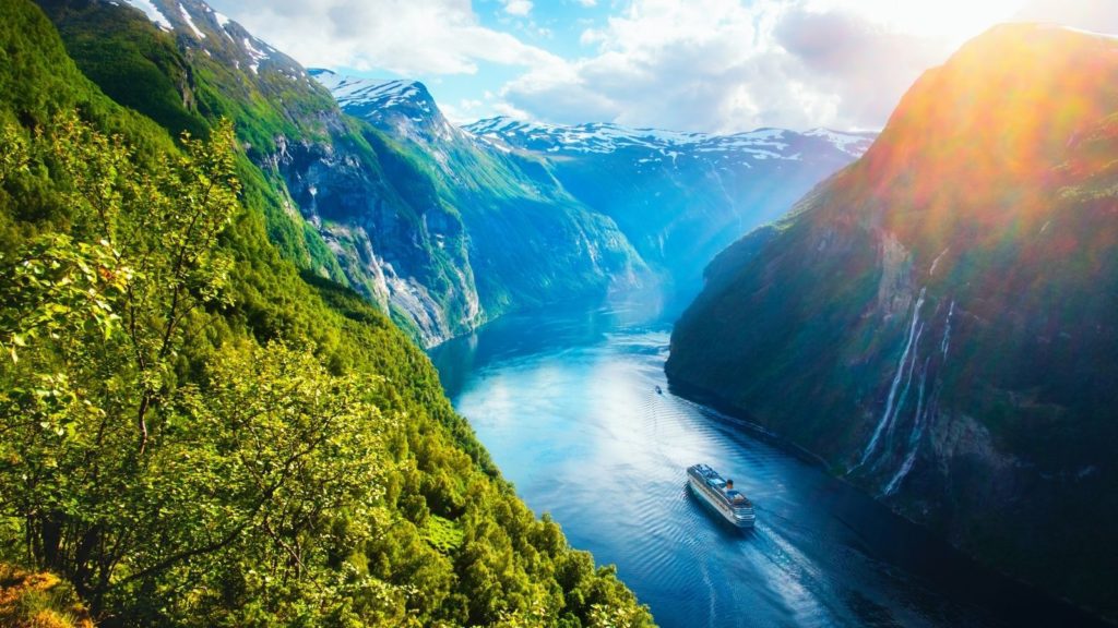 Sunnylvsfjorden fjord with cruise ship and famous Seven Sisters waterfalls in Norway (Photo: Shutterstock)