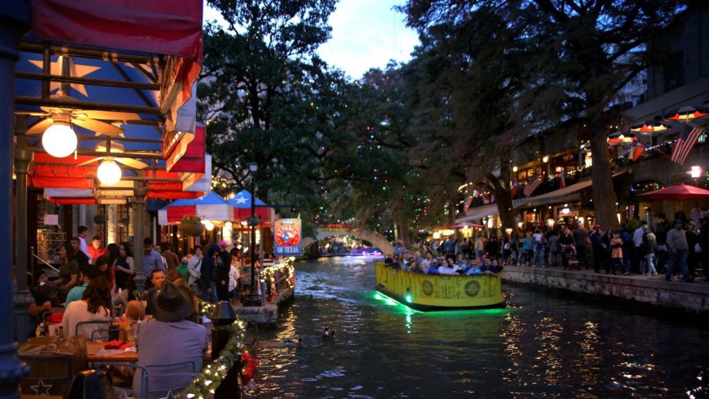 Night time along the San Antonio Riverwalk (Photo: @RumRiverPhotography via Twenty20)