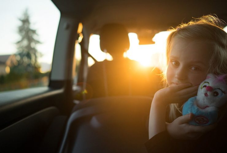 Little girl in the back seat of a car (Photo: @tuikanov via Twenty20)