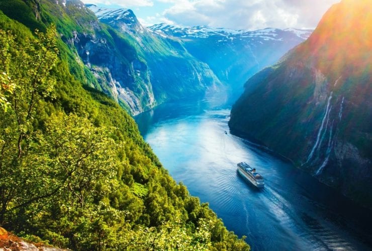 Breathtaking view of Sunnylvsfjorden Fjord with cruise ship in Norway (Photo: Smit / Shutterstock.com)