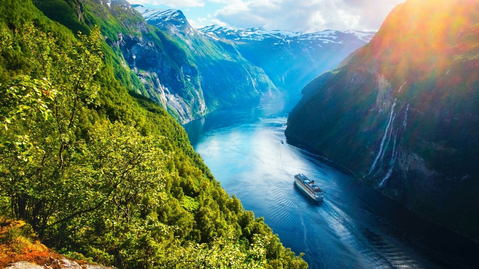 Breathtaking view of Sunnylvsfjorden Fjord with cruise ship in Norway (Photo: Smit / Shutterstock.com)