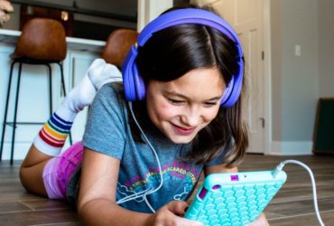 Girl with headphones (Photo: @amyhilbrand via Twenty20)