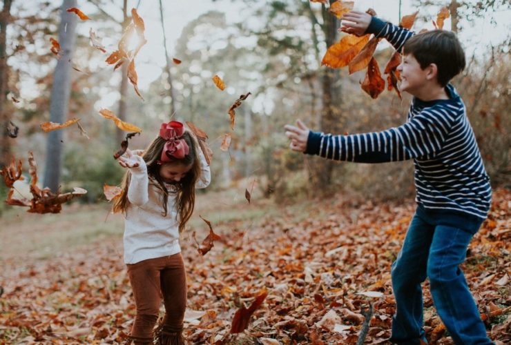 Kids playing together on a New England fall getaway (Photo: @hannitary via Twenty20)