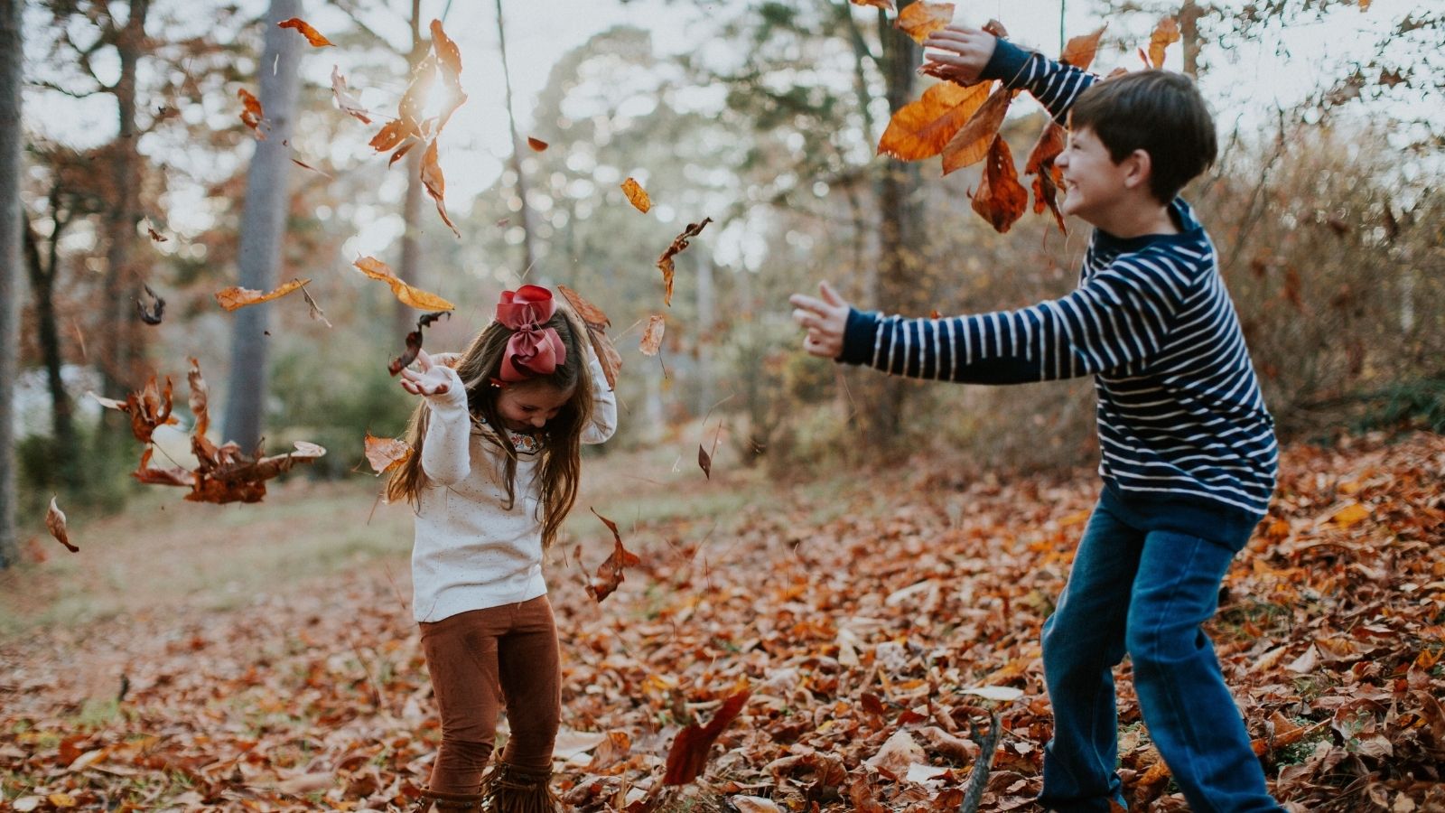 Kids playing together on a New England fall getaway (Photo: @hannitary via Twenty20)