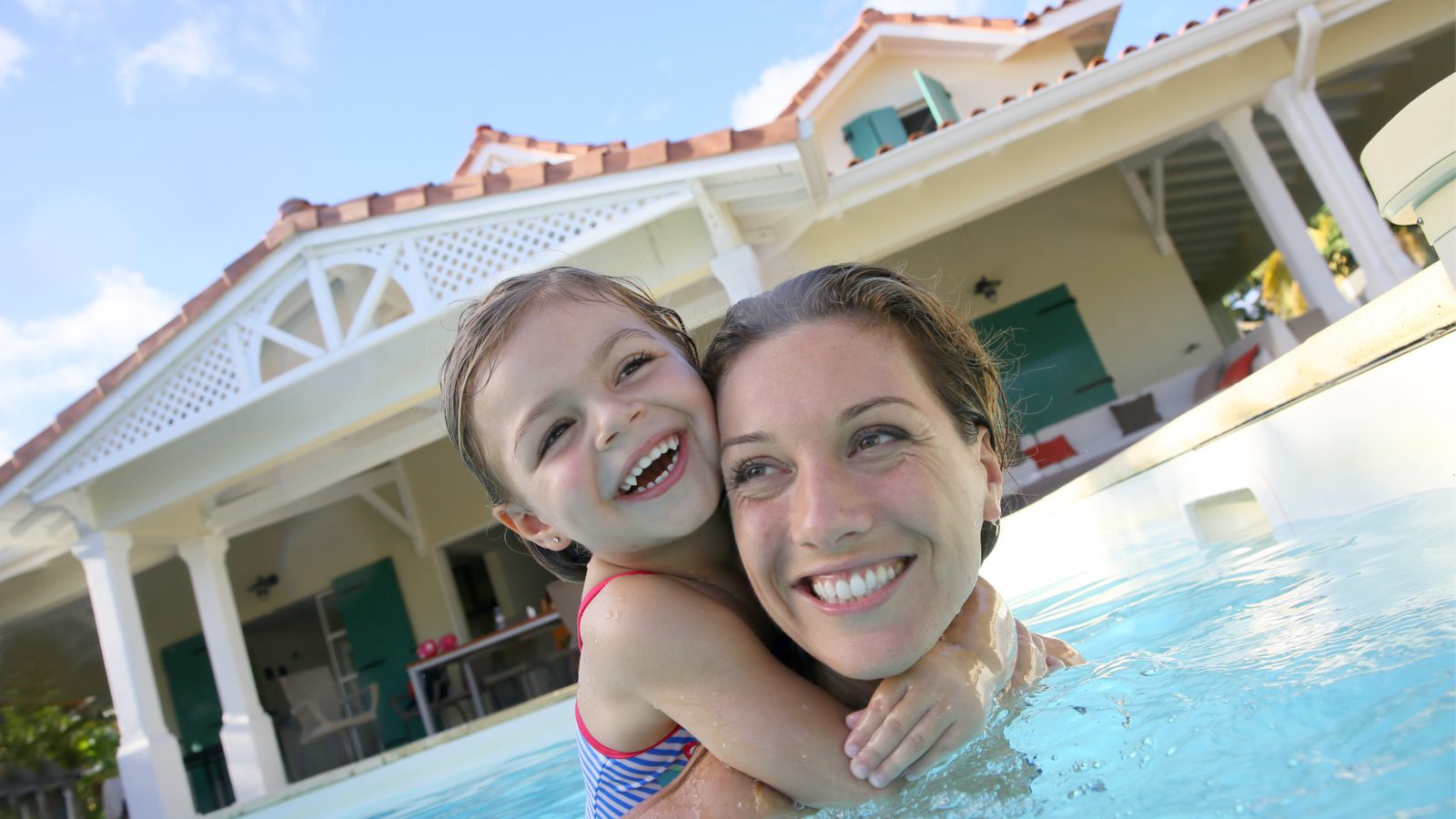 Mother and daughter in a swimming pool on vacation (Photo: Shutterstock)