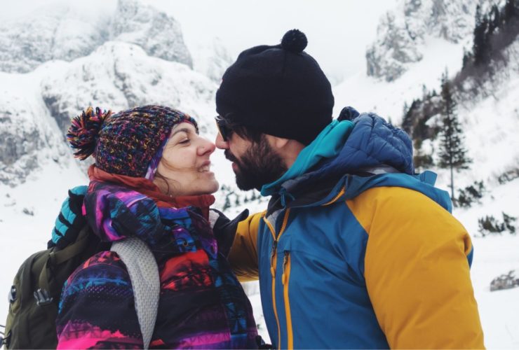 Happy couple on a winter weekend getaway (Photo: @zaza via Twenty20)