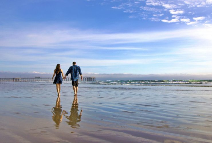 Couple on the beach in San Luis Obispo (Photo: @yellofishdesign via Twenty20)