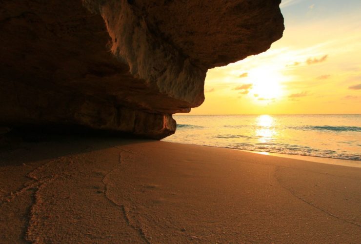 Dusk on a sandy beach in Bimini, Bahamas (Photo: @_yvinas_ via Twenty20)