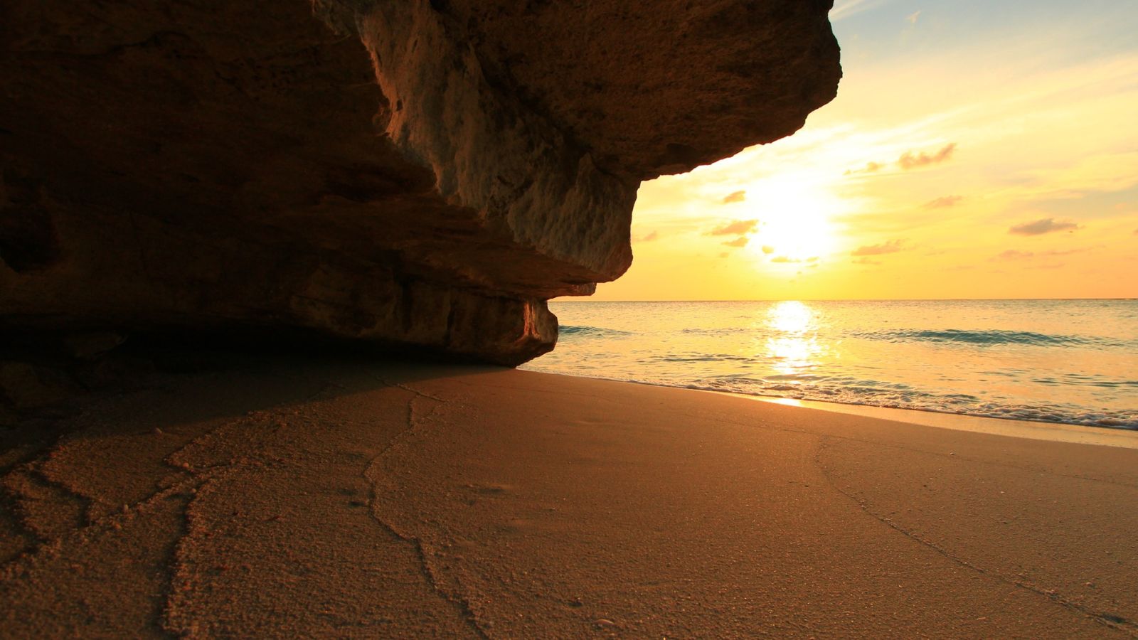 Dusk on a sandy beach in Bimini, Bahamas (Photo: @_yvinas_ via Twenty20)