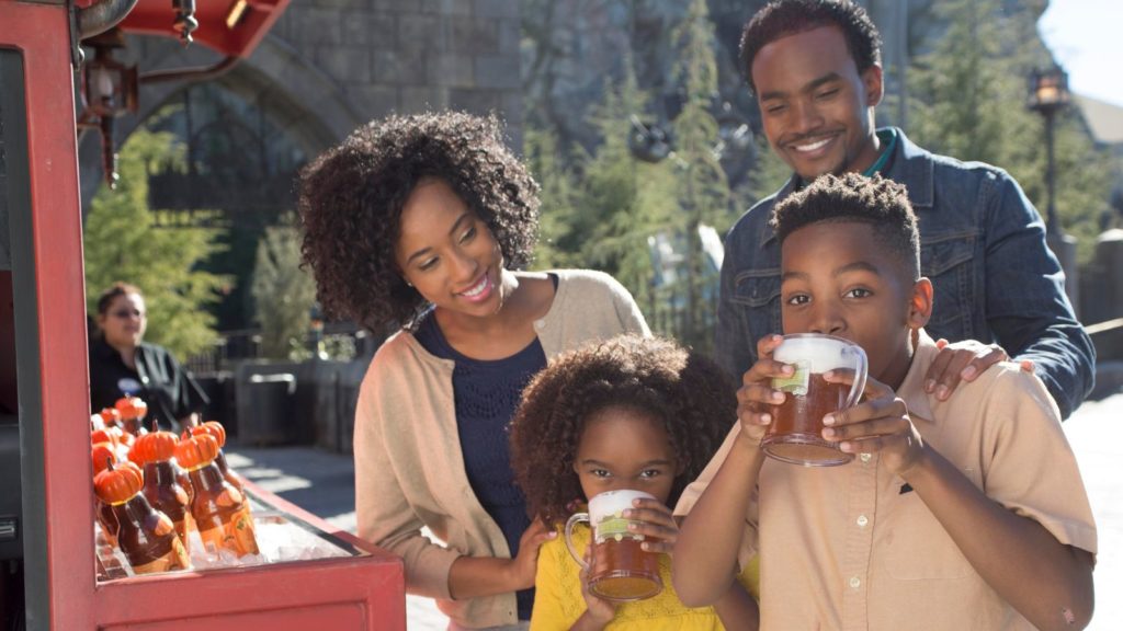 Family enjoying butterbeer at The Wizarding World of Harry Potter (Photo: Universal)