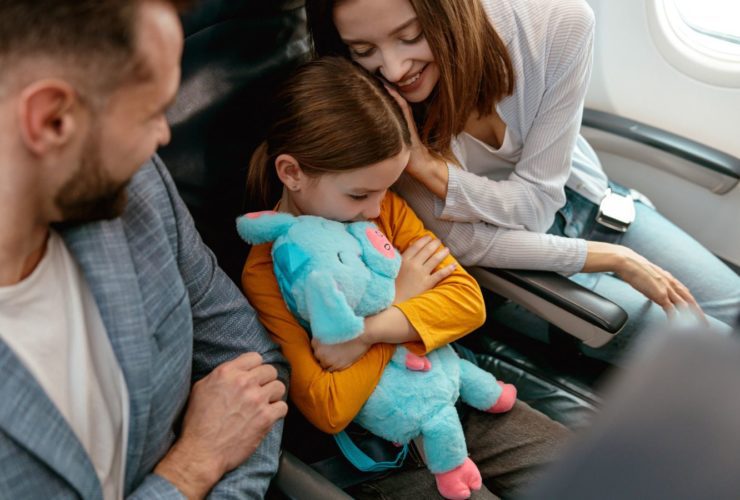 Family sitting together on the plane (Photo: Envato)