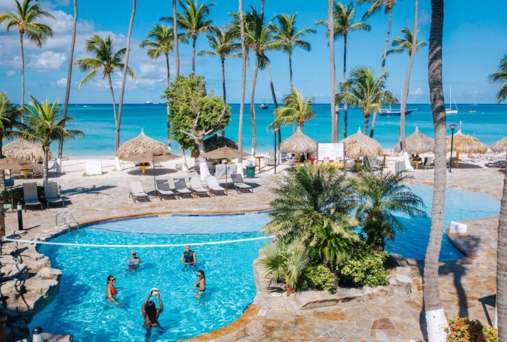 Pool and beach at Holiday Inn Resort Aruba