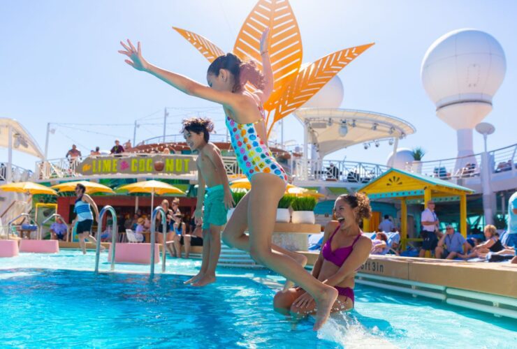 Pool area on Royal Caribbean's Navigator of the Seas (Photo: Royal Caribbean)